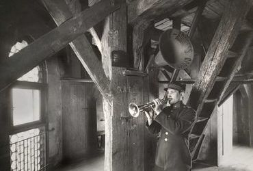(229) Strażak w pomieszczeniu, z którego grany jest hejnał; widoczna tuba mikrofonu do transmisji radiowych – zdjęcie z 1932 r.
(MK, nr inw. MHK Fs 3631/IX)