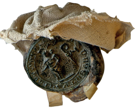 Pochodząca z dokumentu wydanego w 1391 roku odciśnięta w zielonym wosku pieczęć klasztoru mogilskiego
wyobrażająca Najświętszą Pannę z Dzieciątkiem Jezus pod baldachimem; po lewej stronie tej postaci ręka
trzymająca pastorał, w otoku napis: S[IGILLUM] CONVENTUS CLARE TUMBE
(Archiwum Opactwa Cystersów w Mogile, sygn. dypl. perg. 134)