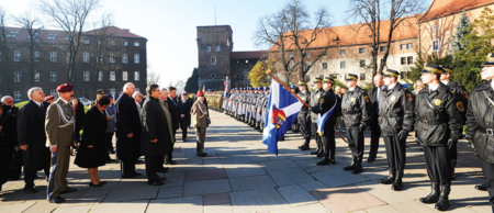 (157) Uroczystości Święta Niepodległości 11 listopada 2008 r. na wzgórzu wawelskim; na pierwszym planie ówczesny marszałek Sejmu Bronisław
Komorowski (z zasobów UMK)