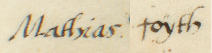 Fragment dokumentu wydanego w 1533 roku w Kazimierzu, w którym burmistrz i rajcy kazimierscy potwierdzili statut cechu
kazimierskich tkaczy i barchanników, wydanego w roku 1457 przez burmistrza i rajców miasta Kazimierza, z Maciejem
Foythem w składzie – oraz zbliżenie zapisu imienia (Archiwum Narodowe w Krakowie, sygn. perg. 513)