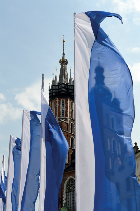 (176) Fragment dekoracji Rynku Głównego z okazji Święta Miasta Krakowa oraz Święta Flagi Miasta Krakowa w roku 2019 (z zasobów UMK)