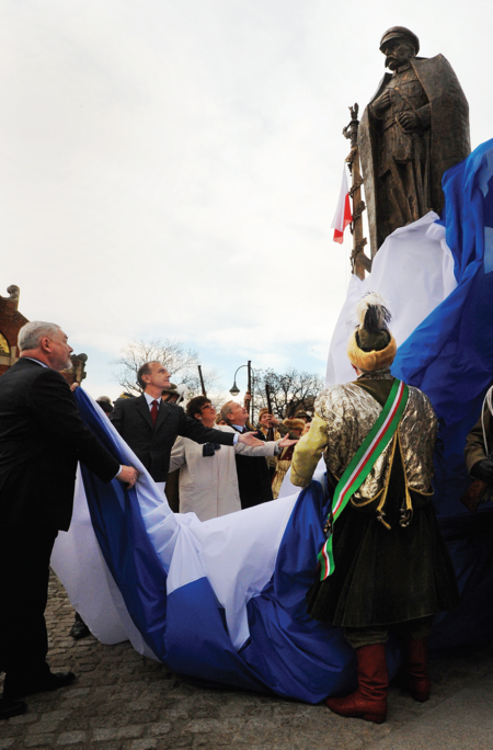 (130–134) Barwy miasta na okolicznościowych wstęgach, szarfach i przysłonach – tu przykłady
ukazujące kolejno: na s. 122 od góry: w 2005 r. – odsłonięcie tablicy pamiątkowej
na fasadzie domu, w którym mieszkał noblista Czesław Miłosz, w 2016 r. – wieniec pogrzebowy
Andrzeja Wajdy, w 2015 r. – nadanie jednemu ze skwerów imienia prof. Władysława
Bartoszewskiego; na s. 123: w 2008 r. – odsłonięcie pomnika marszałka Józefa Piłsudskiego;
na s. 124: w 2015 r. – odsłonięcie pomnika prezydenta Juliusza Lea (z zasobów UMK)