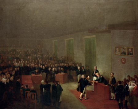 (388) Namalowany w 1848 r. obraz olejny pędzla Maksymiliana Cerchy Nadanie konstytucji Wolnemu Miastu Krakowowi (obraz ten przypisywany
jest również Józefowi Brodowskiemu). Przedstawiono posiedzenie Zgromadzenia Reprezentantów Wolnego Miasta Krakowa (ówczesnego odpowiednika
rady miejskiej) 11 września 1818 r. w sali Collegium Nowodworskiego przy ul. św. Anny 12. Po prawej stronie pod ścianą, na której wiszą portrety
monarchów państw opiekuńczych, stoją rezydenci tych mocarstw: Ignacy Miączyński – Rosji, Ernst Reibnitz – Prus oraz Józef Sweerts-Spork – Austrii.
Wręczaną konstytucję przyjmuje prezes Senatu Rządzącego Stanisław Wodzicki. Przy nim stoi marszałek Zgromadzenia Reprezentantów Wincenty
Łańcucki, scholastyk katedralny, archiprezbiter, senator, dzierżący w prawej dłoni laskę marszałkowską. Czas, miejsce i postaci są prawdziwe, jednak
samo zdarzenie w postaci wręczenia konstytucji jest przedstawione symboliczne, bowiem przekazanie to w rzeczywistości miało tryb nie ceremonialny,
lecz roboczy. Dzień wcześniej nastąpił wybór marszałka Zgromadzenia – wybrany wówczas Wincenty Łańcucki otrzymał z rąk przedstawiciela Senatu
Rządzącego Feliksa Grodzickiego laskę marszałkowską i odpowiedział: wezwany rozkazem waszym wziąłem laskę z Rąk Twoich Szanowny Kollego.
JW. Senatorze Grodzicki, wziąłem jako znak pierwszeństwa w Gronie Osób tylu Zasługami okrytych i tego miejsca ze wszech miar godnych
(„Gazeta Krakowska” 1818, nr 73, s. 863) (MUJ, nr inw. 1773)