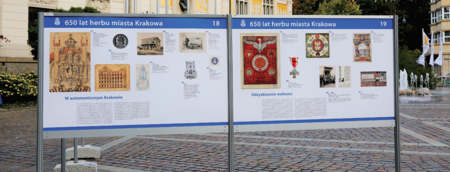 (135–137) Z bogatej palety przykładów barw Krakowa w oprawach graficznych jeden, stosunkowo niedawny: wykorzystujące barwy miasta plakat
i plansze otwartej w październiku 2019 r. na pl. Szczepańskim wystawy „650 lat herbu miasta Krakowa”, przygotowanej przez Archiwum Państwowe
w Krakowie przy współpracy Towarzystwa Miłośników Historii i Zabytków Krakowa i pod patronatem Prezydenta Miasta Krakowa – oprawa
graficzna autorstwa Barbary Widłak (plakat ze zbiorów ANK, fotografie z zasobów UMK)