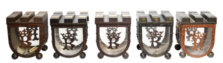 (288–289) Wpisana od ponad 40 lat w pejzaż Rynku Głównego (zdjęcie powyżej) skarbonka Społecznego Komitetu Odnowy Zabytków Krakowa
na datki z przeznaczeniem na jego statutowe cele. Taka sama skarbonka znalazła swoje miejsce na Wawelu, później kolejna – w porcie lotniczym
w Balicach. Kształtem nawiązuje do tarczy i trzech wież herbu miasta, centralnym symbolem jest monogram królewski „K”. Na zdjęciu niżej skarbonki
mniejszego rozmiaru oczekujące na okazjonalne użycie (ze zbiorów SKOZK, fotografie z zasobów UMK)