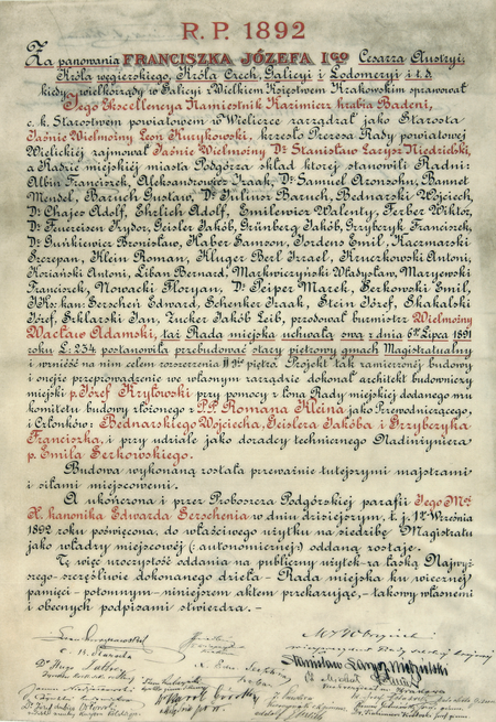 Dokument sporządzony w 1892 na pergaminie, uwieczniający uroczystość poświęcenia i oddania do publicznego użytku przebudowanego gmachu
magistratu Podgórza (Archiwum Narodowe w Krakowie, sygn. 1117)