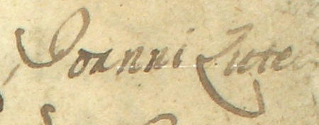 Początkowy fragment dokumentu wydanego w 1700 roku przez Augusta II Mocnego, w którym król wzywa przed swój sąd
magistrat Kazimierza, wymieniając z imienia także rajcę Jana Zutera, w związku z pozwem Tomasza Smardzewskiego
(nr 336), wówczas ławnika i syndyka kazimierskiego, skarżącego się na nieprawne żądanie czopowego i inne krzywdy –
zbliżenie zapisu imienia (Archiwum Narodowe w Krakowie, sygn. pap. 29/658/899)