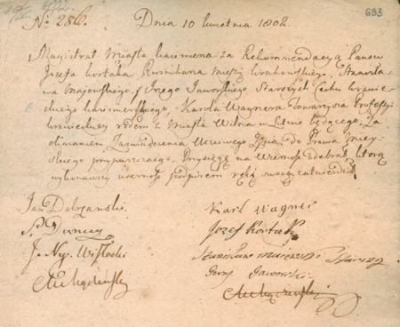 Z akt magistratu miasta Kazimierza z lat 1797–1802: jeden z ostatnich zachowanych dokumentów wystawionych przez władze samodzielnego
miasta Kazimierza – wydane 10 kwietnia 1802 roku poświadczenie przyjęcia do prawa miejskiego kazimierskiego pochodzącego z Wilna krawca
Karola Wagnera, z lewej strony podpisy burmistrza Jana Dobrzańskiego (nr 368) i rajcy-radcy Szczepana Dunicza (nr 366) oraz sędziów sądu kazimierskiego
(dawnego urzędu wójtowsko-ławniczego) Jana Nepomucena Wisłockiego i Macieja Mączeńskiego. Za sto trzynaście dni miasto Kazimierz
ostatecznie przestanie istnieć, ale nabyte przez krawca Wagnera obywatelstwo zostanie, jak i inne kazimierskie, honorowane jako krakowskie
(Archiwum Narodowe w Krakowie, sygn. K 356, s. 693)