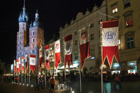 (256–257) Z obchodów jubileuszu 750-lecia lokacji Krakowa fragmenty dekoracji ulicy Grodzkiej oraz Rynku Głównego (z zasobów UMK)