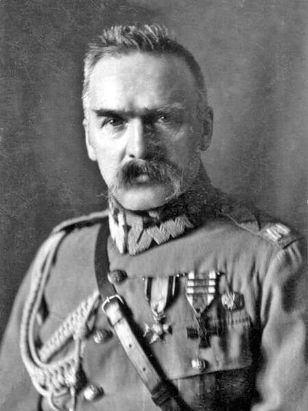 premier Rzeczypospolitej Polskiej w l. 1926–1928 i 1930,
HO Krakowa w 1933 r.