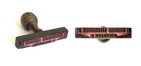 Widok ogólny i odbicie lustrzane oryginalnej pieczęci urzędowej
Miejskiego Komisariatu Obwodu IV z lat 20. XX w.
(Archiwum Narodowe w Krakowie, sygn. 29/662/388)