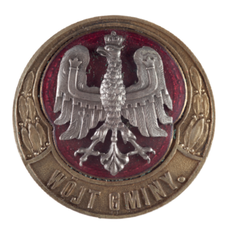 Odznaka godności wójta gminy pochodząca z okresu II Rzeczypospolitej, sprzed wejścia w życie tak zwanej ustawy scaleniowej
w 1934 roku – obowiązująca na terenie byłego Królestwa Polskiego
(Muzeum Narodowe w Krakowie, nr inw. MNK V-4671)