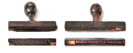 Z zasobów Archiwum Zakładowego Urzędu Miasta Krakowa pieczęć Miejskiego Urzędu Obwodowego VIII z lat powojennych,
formalnie w użytku najdalej do 1950 r., kiedy to wprowadzono nowy wzór pieczęci dla urzędów obwodowych,
oraz pieczęć Miejskiego Urzędu Obwodowego V z jego adresem przy ul. Rakowickiej 1; prawdopodobnie początkową treść
tej pieczęci „W M.” („W Miejskim”) odcięto w 1950 r., gdy z nazwy urzędów obwodowych usunięto określenie „miejski”
(widoki oryginalne i lustrzane odbicia).