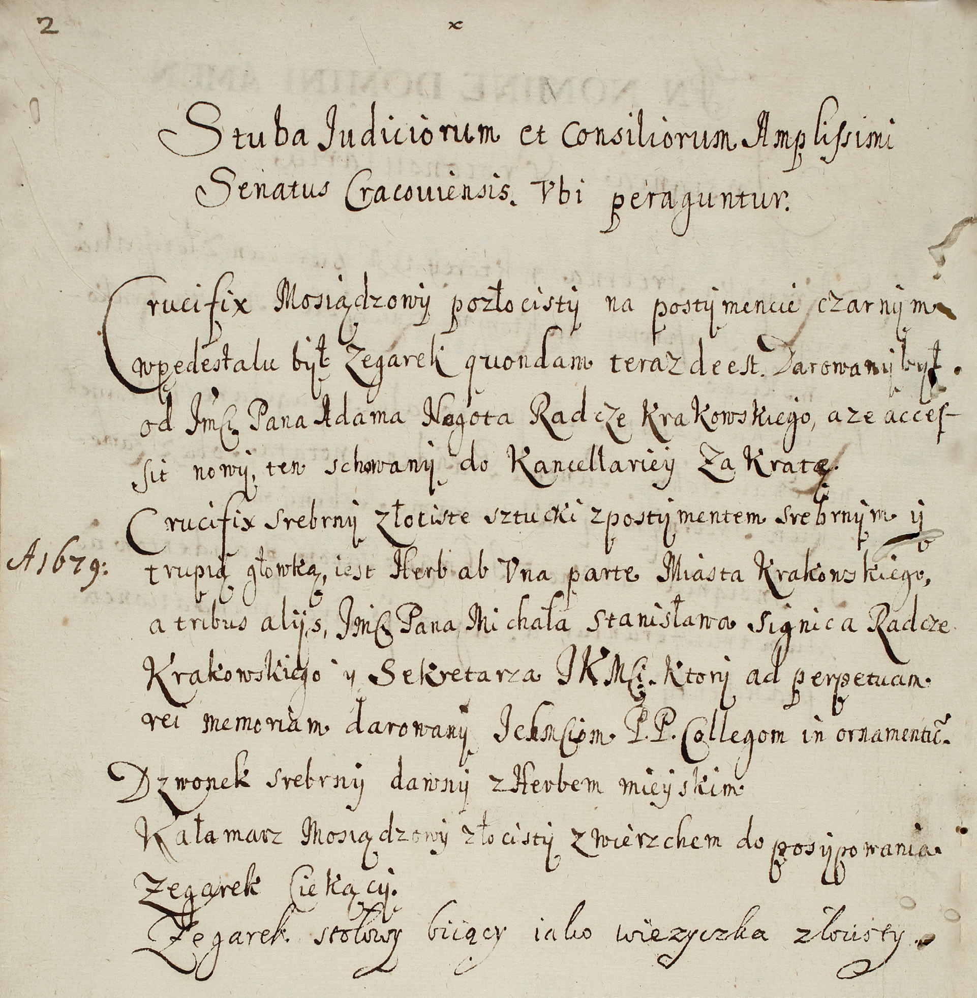 (369) Z miejskiej księgi inwentarzowej obejmującej lata 1679–1680 wpis z 1679 r., w którym w pozycji drugiej (gdzie na marginesie widnieje data roczna
1679) uwzględniono i opisano krucyfiks, który tu prezentujemy – dar rajcy Michała Stanisława Segnitza (znanego z innych przekazów jako Stanisław
Michał), zasiadającego w radzie w latach 1670–1709. Do naszych czasów nie zachował się (lub nie ma o nim wiadomości) krucyfiks wyszczególniony w tym
spisie w pozycji pierwszej, dar rajcy Adama Nagotha starszego, uczestniczącego w radzie w latach 1595–1623, albo jego syna, Adama Nagotha młodszego,
zasiadającego w radzie na miejscu po ojcu w latach 1624–1656 (ANK, sygn. rkps 1542, s. 2)