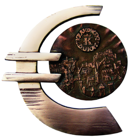 (301) „Krakowski Dukat” – nagroda gospodarcza
przyznawana od 1991 r. przez Izbę Przemysłowo-
-Handlową w Krakowie; na statuetce tej nagrody,
tytułowym „dukacie”, monogram „K” z koroną
(z zasobów IPH)
