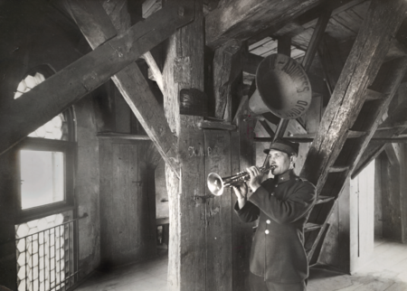 (229) Strażak w pomieszczeniu, z którego grany jest hejnał; widoczna tuba mikrofonu do transmisji radiowych – zdjęcie z 1932 r.
(MK, nr inw. MHK Fs 3631/IX)