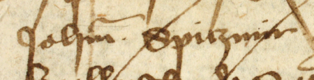 Z księgi ławniczej obejmującej lata 1390–1397 strony 52–53 z wpisem z 1392 roku, stwierdzającym, że Kurcz Seidel
(nr 142) sprzedał swój dom położony w zabudowie szeregowej przy Rynku, przy wejściu na ul. Szewską,
Janowi Spicymirowi, działającemu jako opiekun prawny Jana Willuscha – oraz powiększenie zapisu imienia
(Archiwum Państwowe w Krakowie, sygn. rkps 3, s. 52–53)