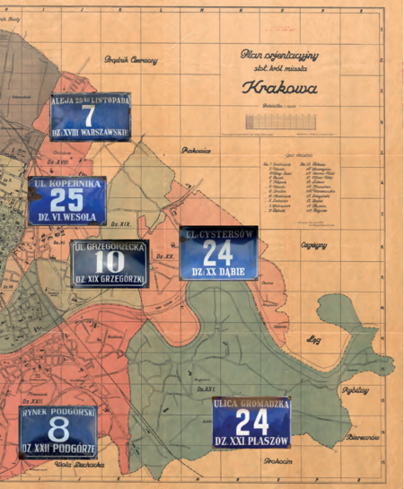 Krakowa przyłączono szereg terenów, z których utworzono nowe dzielnice katastralne, o kolejnych numerach
od XIII do LII. W miarę integrowania tych nowych dzielnic z organizmem miejskim i tam pojawiły się tabliczki
z numerami domów według tego wzoru. Sytuacja zmieniła się w związku z wprowadzeniem w 1954 r.
podziału administracyjnego miasta na 6 dzielnic oraz zlikwidowaniem w 1955 r. podziału miasta na dzielnice
katastralne – wówczas to wprowadzono nowy wzór tabliczek z nazwami nowych dzielnic
(plan miasta: Biblioteka Jagiellońska, sygn. M 41/95)