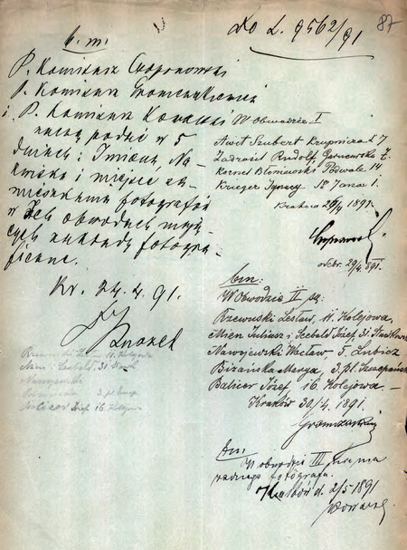 Z akt magistrackich dotyczących krakowskich cmentarzy polecenie skierowane do komisarzy
trzech obwodów, w tym do Karola Kowalskiego z Obwodu III, odnośnie do spisania zakładów
fotograficznych działających na terenie każdego z obwodów – tamże odpowiedzi komisarzy
(Archiwum Narodowe w Krakowie, sygn. Cm 227, s. 87)