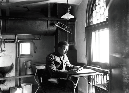 (232) Na poziomie wieży, z którego grany jest hejnał, wydzielone tzw. zaplecze socjalne, m.in. z instalacją wodno-kanalizacyjną;
widoczna zawieszona trąbka – zdjęcie z 1937 r. (NAC, sygn. 1-U-2877)