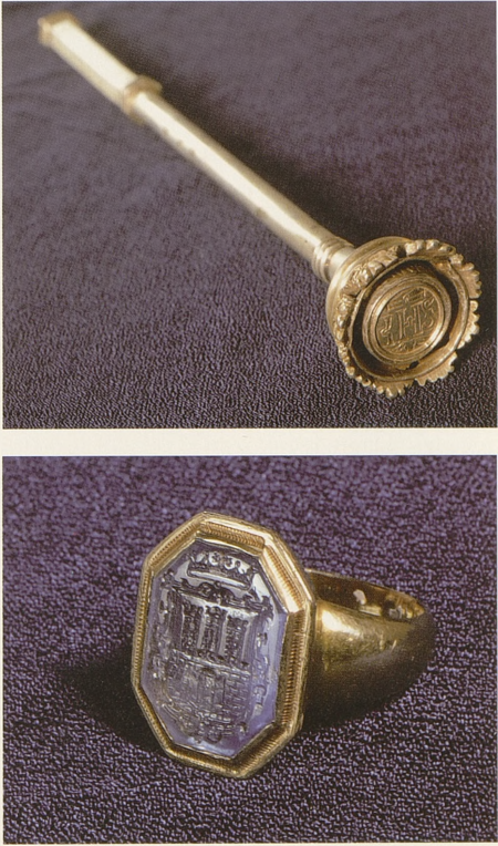Berełko burmistrzów krakowskich, początek X V I wieku, srebro; pierścień
burmistrzów krakowskich, X V I wiek, złoto, szafir (Muzeum
Historyczne Miasta Krakowa, nr inw. 621/11 i 687/11)