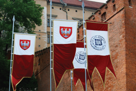 (254) Z obchodów jubileuszu 750-lecia lokacji Krakowa fragment dekoracji u stóp Wawelu – logo w parze z Orłem Białym (z zasobów UMK)
