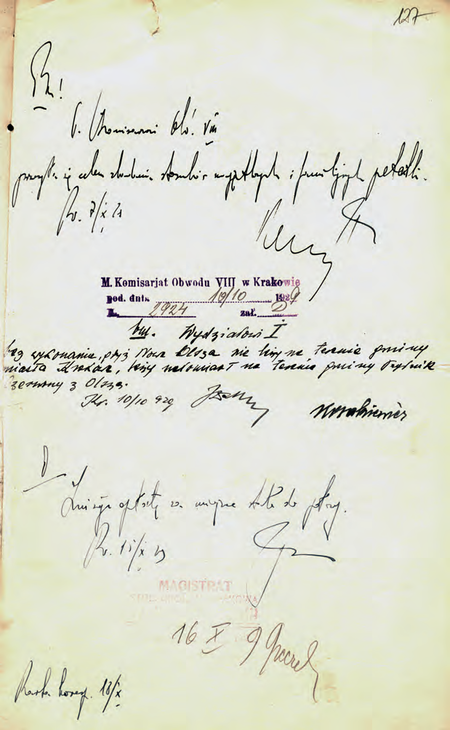 Z akt cmentarzy krakowskich pismo – polecenie zbadania stosunków majątkowych i familijnych
petentki (zapewne wnioskującej o zwolnienie z opłat cmentarnych) i odpowiedź komisarza
Kazimierza Kozakiewicza wskazująca na brak właściwości terytorialnej dla podjęcia sprawy
(Archiwum Narodowe w Krakowie, sygn. Cm 414, s. 127)