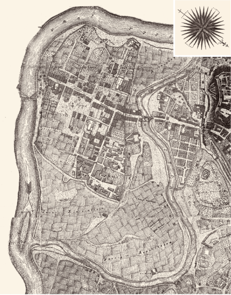 Wycinek ze sporządzonego w 1785 roku planu pod nazwą Planta Miasta Krakowa z Przedmieściami Roku MDCCLXXXV zrobiona, zwanego
„planem kołłątajowskim” (jego wyrysowanie zlecił Hugo Kołłątaj, ówczesny rektor Akademii Krakowskiej). Widoczne miasto Kazimierz
z miastem żydowskim w swoim obrębie, zlokalizowane na „wyspie” utworzonej przez ramiona Starej i Nowej Wisły, wraz z przedmieściem Stradom
usytuowanym między Wawelem a Starą Wisłą (uwaga: plan zorientowany został nietypowo, róża wiatrów wskazuje północ w kierunku dolnego
prawego rogu planu); widoczna również główna oś tego kompleksu urbanistycznego łącząca wzgórze wawelskie i wylot ul. Grodzkiej z Nową Wisłą
(to dzisiejsze ulice Stradomska i Krakowska) (RK 1977, t. XLVIII)