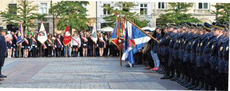 (160) Obchody 98. rocznicy wyzwolenia Krakowa spod władzy zaborczej – 28 października 2016 r., Rynek Główny; prezydent miasta Jacek Majchrowski
oddaje cześć chorągwi miasta (z zasobów UMK)