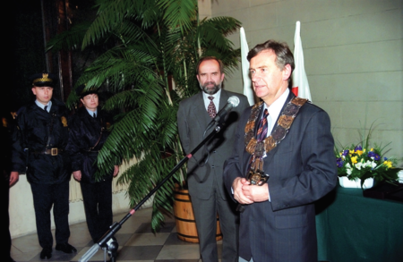(335) Przekazanie urzędu przez ustępującego prezydenta Krakowa Józefa Lassotę wybranemu 29 października 1998 r. nowemu prezydentowi Andrzejowi
Gołasiowi; oprócz łańcucha na ramionach w rękach nowego prezydenta dodatkowy symbol – klucz do bram miejskich (z zasobów UMK)