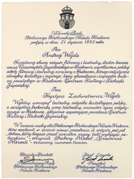 (195) Dyplom srebrnego medalu „Cracoviae Merenti” nadanego przez Radę Stołecznego Królewskiego Miasta Krakowa w 1995 r. Andrzejowi Wajdzie
i Krystynie Zachwatowicz-Wajdzie; tradycyjnej nazwy miasta użyto także w nazwach funkcji i urzędu przy podpisach (z zasobów UMK)