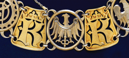 (274) Ogniwa z monogramem „K” z łańcucha będącego insygnium władzy prezydenta miasta – zob. il. 434 (z zasobów UMK)