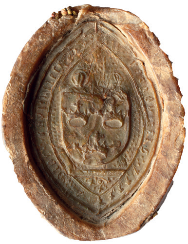 (1583)
Odciski pieczęci urzędowych Toń z lat
1847, 1859 i 1923 oraz odcisk w wosku
pieczęci kapituły krakowskiej, długotrwałego
właściciela wsi Tonie; przedstawia tarczę
z trzema koronami, ponad nią dwie półpostaci:
św. Stanisława z pastorałem
i św. Wacława z proporcem, w otoku napis:
S[IGILLUM] MAIVS CAPITVLI
ECCE CRACOVIENSIS
(Archiwum Narodowe w Krakowie,
sygn. WM 562, s. 1144;
sygn. 29/456/126, nlb.;
sygn. PUZKr 59, nlb.; sygn. perg. 676)
