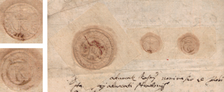 Przykładowe opieczętowanie dokumentu miejskiego – na kopii wspólnej uchwały rady miejskiej, wójtów kazimierskiego i stradomskiego
oraz ławników podjętej w 1613 roku odciski pieczęci ławniczej (z lewej strony, według wzoru z przełomu XV i XVI wieku),
pieczęci wójtowskiej (pośrodku, według wzoru uproszczonego, bez głów obok litery „K”) oraz pieczęci radzieckiej małej (z prawej
strony). Pieczęcie odciśnięto w papierze na podkładzie z czerwonego wosku, kopię dokumentu sporządzono w kancelarii miejskiej
przez obsługę urzędu ławniczego, stąd ekspozycja pieczęci tegoż urzędu – oraz zbliżenie dwóch z tych pieczęci
(Biblioteka Naukowa PAU/PAN w Krakowie, sygn. rkps 440, s. 46v)