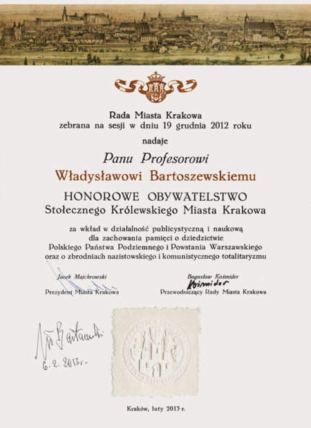(196) Dyplom honorowego obywatelstwa Stołecznego Królewskiego Miasta Krakowa, godności nadanej uchwałą Rady Miasta Krakowa w 2012 r.
prof. Władysławowi Bartoszewskiemu (widoczny podpis laureata z dnia wręczenia dyplomu); jako pieczęci użyto odcisku „opłatkowego” kopii
najstarszej pieczęci miasta i rady miejskiej – zob. il. 347 (z zasobów UMK)