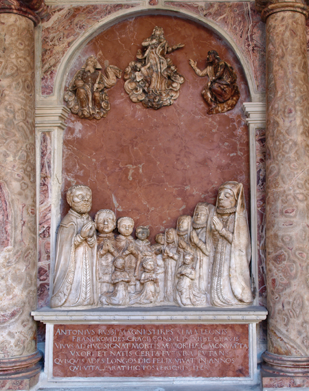 Fragment nagrobka Antoniego Frączkowicza i jego żony Barbary, przedstawiający scenę adoracji Wniebowzięcia Najświętszej Marii Panny przez zmarłych małżonków i ich rodzinę. Nagrobek znajduje się w kaplicy grobowej rodziny Frączkowiczów i Lodwigów z początku XVII wieku, usytuowanej na zewnątrz kościoła Mariackiego (od strony wschodniej)