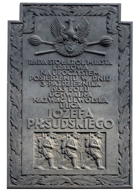 Tablica wmurowana w 1933 r. w budynek narożny ulic Straszewskiego i ówczesnej Wolskiej, upamiętniająca zmianę nazwy tej drugiej na ul. Józefa Piłsudskiego; nastąpiło to równocześnie z nadaniem marszałkowi honorowego obywatelstwa Krakowa.