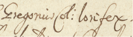 Z księgi grodzkiej krakowskiej obejmującej lata 1647–1648: fragment wpisu z 1647 roku stanowiącego oblatę aktu wydanego
przez Władysława IV Wazę w Warszawie w 1646 roku potwierdzenia statutu cechu kleparskich kowali i ślusarzy, z przywołaniem
zatwierdzenia tego statutu z roku 1490 przez rajców kleparskich, z Grzegorzem farbiarzem w składzie –
zbliżenie zapisu imienia (Archiwum Narodowe w Krakowie, sygn. CCR 74, s. 1492)
