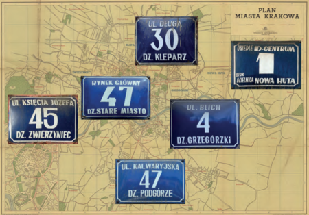 Na planach Krakowa z lat 1957 oraz 1979 tabliczki orientacyjne odzwierciedlające zmienny podział
administracyjny miasta w zasadniczej części drugiej połowy XX w. I tak:
• na pierwszym z prezentowanych planów tabliczki obowiązujące w latach 1954–1972, gdy Kraków podzielony był
na 6 dzielnic administracyjnych, uwidocznionych na tych tabliczkach (dzielnice nie miały wówczas swojej numeracji);
• na drugim z tych dwóch planów tabliczki obowiązujące w latach 1973–1991, gdy miasto podzielone było
na 4 dzielnice administracyjne (także i wtedy dzielnice nie były ponumerowane).