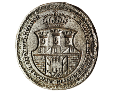 (015) Stempel (zwierciadlane odbicie) herbowej pieczęci większej miasta sporządzonej w 1661 r.
– pieczęć została ufundowana przez rajcę Krzysztofa Krauza. Widnieje na niej herb usankcjonowany
jako urzędowe godło miasta: na renesansowej tarczy mur miejski ceglany z trzema
basztami z otworami strzelniczymi i blankami na szczytach, brama muru otwarta, z nieco
opuszczoną kratownicą, podwoje rozchylone, widoczne ich okucia, w bramie orzeł z rozpostartymi
skrzydłami i koroną, na górnej krawędzi tarczy herbowej wsparta korona królewska
zamknięta z krzyżykiem na szczycie. Ten opis jednocześnie w pełni odpowiada opisowi...
herbu Krakowa obowiązującemu dzisiaj. Zatem nasz obecny herb miasta bezpośrednio
koresponduje z tym ustalonym prawie 360 lat temu! Oddaje to wagę rozwiązań przyjętych
w 1661 r., które z kolei nie były rozwiązaniami rewolucyjnymi w tym zakresie, lecz wynikiem
ewolucji trwającej od XIV stulecia, z korzeniami sięgającymi wieku XIII, ściślej czasów polokacyjnych
miasta. Dziś mija zatem prawie 360 lat utrwalenia się wzoru herbu naszego miasta,
650 od pierwszej zachowanej pisemnej informacji o nim oraz prawie 740 lat od powstania
pieczętnego prawzorca herbu (ANK, sygn. T 276)
