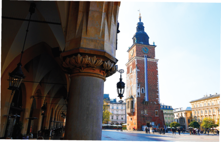 (177) Flaga miasta na Ratuszu w Rynku Głównym w związku z przypadającą w 2019 r. 101. rocznicą wyzwolenia Krakowa spod władzy zaborczej, obchodzoną
w tymże roku 30 i 31 października (z zasobów UMK)