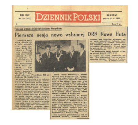 Z notki prasowej relacjonującej przeprowadzoną 9 czerwca 1969 r. sesję Dzielnicowej Rady Narodowej Nowa Huta: Dotychczasowy przewodniczący inż. dr Stanisław Cichocki, przekazał władzę nowemu ojcu dzielnicy, wkładając mu na szyję symboliczny łańcuch. Na towarzyszącej notce fotografii nowy przewodniczący
prezydium nowohuckiej DRN Tadeusz Górski już z insygnium dzielnicowej władzy („Dziennik Polski” z 10 czerwca 1969 r., nr 136, s. 6)