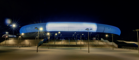 (138–141) Podobnie jak poprzednio przy oprawach graficznych także tutaj jeden przykład: biało-niebieska iluminacja podczas obchodów 99. rocznicy
wyzwolenia miasta spod władzy zaborcy 31 października 2017 r. – kolejno (tu i na następnej stronie): Sukiennice, hala widowiskowo-sportowa
TAURON Arena Kraków oraz kładka o. Bernatka i most kard. Franciszka Macharskiego na Wiśle (z zasobów UMK)