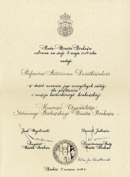 (197) Dyplom honorowego obywatelstwa Stołecznego Królewskiego Miasta Krakowa, godności nadanej uchwałą Rady Miasta Krakowa w 2019 r. twórcy
krakowskiej kardiochirurgii, prof. Antoniemu Dziatkowiakowi; pieczęcią miasta Krakowa jest tutaj odcisk kopii najstarszej pieczęci miasta i rady miejskiej
– zob. il. 347 (z zasobów UMK)