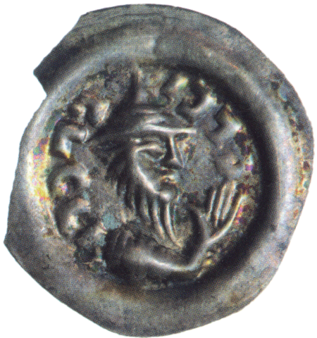 Moneta, tak zwany brakteat hebrajski, bita w Krakowie w pierwszej połowie
XIII wieku – bezkruszcowa, blaszana, tłoczona jednostronnie, co
najmniej raz w roku wymieniana na nowy wzór, ale po niższym kursie,
co stanowiło dochód mennicy i jednocześnie przyspieszało obieg pieniężny
(zapobiegano w ten sposób gromadzeniu środków płatniczych poza obrotem).
Na monecie popiersie brodatego Żyda w trójkątnej czapce będącej
w ikonografii atrybutem osoby wyznania mojżeszowego (w sztuce średniowiecznej
ukazywano w takim nakryciu głowy proroków oraz właśnie
Mojżesza), w otoku monety napis w języku hebrajskim odczytywany jako
„dobre błogosławieństwo” (Zaremska 2011, s. 90–93)