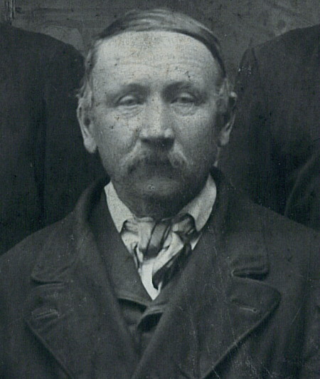 Kadr z portretu grupowego członków rady gminnej z około 1910 roku (Archiwum
Narodowe w Krakowie, sygn. MI 3-58)