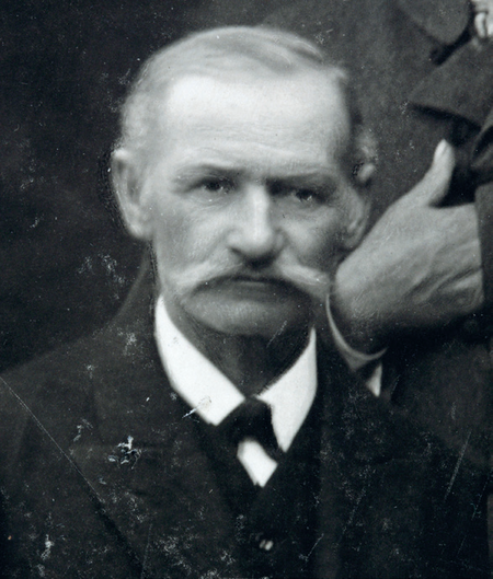 Kadr z portretu grupowego członków rady gminnej z około 1910 roku
(Archiwum Narodowe w Krakowie, sygn. A I-168)