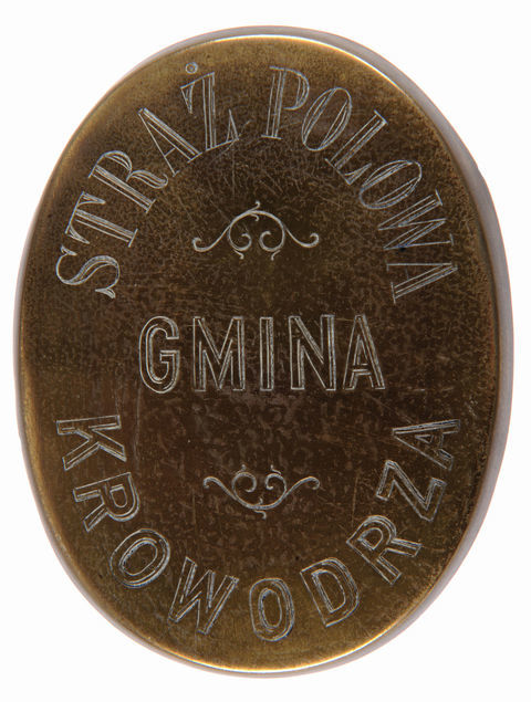 Fot. 12. Gminy Podkrakowskie Przed Przyłączeniem do Krakowa. Opaska na ramię z odznaką zaprzysięgłej straży polowej gminy Płaszów, datowana na drugą połowę XIX wieku (w centrum herb Galicji Zachodniej – czarna kawka nawiązująca do herbu ziemi halickiej i trzy korony utożsamiane z herbem biskupstwa krakowskiego), oraz odznaka straży polowej gminy Krowodrza, datowana na koniec XIX wieku (Muzeum Historyczne Miasta Krakowa, nr inw. 396/III, 397/III)
