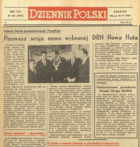 Fot. 25. Sześć dzielnic Krakowa w latach 1954-1972. Z notki prasowej relacjonującej przeprowadzoną 9 czerwca 1969 r. sesję Dzielnicowej Rady Narodowej Nowa Huta: Dotychczasowy przewodniczący inż. dr Stanisław Cichocki, przekazał władzę nowemu ojcu dzielnicy, wkładając mu na szyję symboliczny łańcuch. Na towarzyszącej notce fotografii nowy przewodniczący prezydium nowohuckiej DRN Tadeusz Górski już z insygnium dzielnicowej władzy („Dziennik Polski” z 10 czerwca 1969 r., nr 136, s. 6).