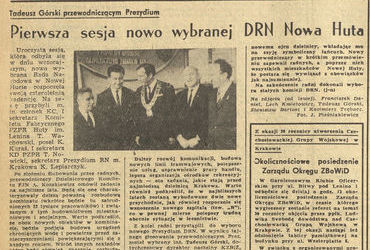 Fot. 25. Sześć dzielnic Krakowa w latach 1954-1972. Z notki prasowej relacjonującej przeprowadzoną 9 czerwca 1969 r. sesję Dzielnicowej Rady Narodowej Nowa Huta: Dotychczasowy przewodniczący inż. dr Stanisław Cichocki, przekazał władzę nowemu ojcu dzielnicy, wkładając mu na szyję symboliczny łańcuch. Na towarzyszącej notce fotografii nowy przewodniczący prezydium nowohuckiej DRN Tadeusz Górski już z insygnium dzielnicowej władzy („Dziennik Polski” z 10 czerwca 1969 r., nr 136, s. 6).